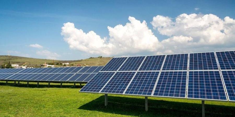 كاوست تبتكر طلاءً للألواح الشمسية يحافظ على نظافتها ويستخلص الماء من الهواء