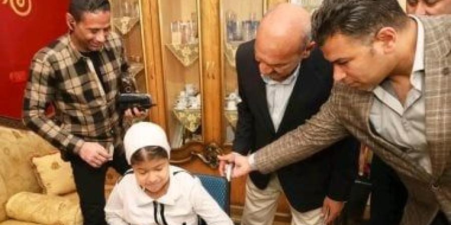محافظ السويس يحقق أمنية طفلة مريضة ويهديها كرسيًا متحركًا