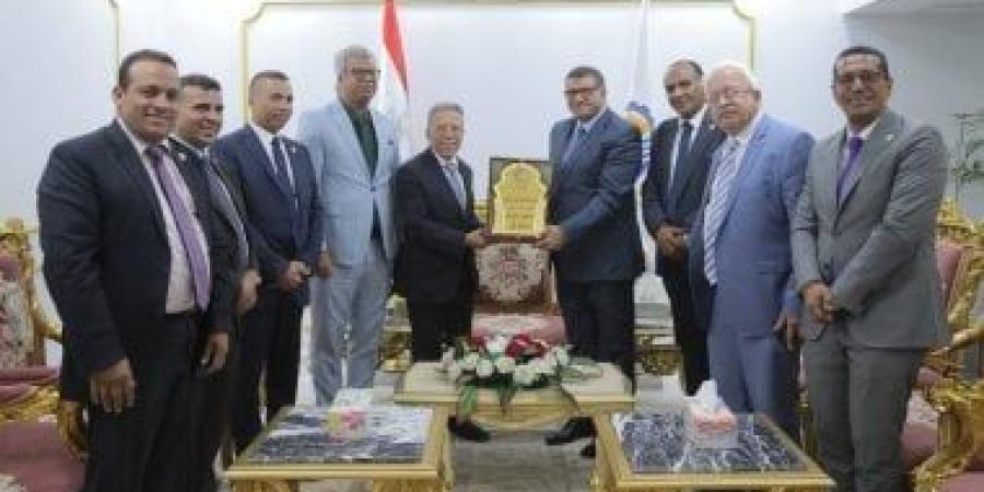 محافظ قنا يستقبل النقيب العام لأطباء مصر ويؤكد تعزيز التعاون لدعم القطاع الطبي