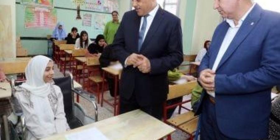 محافظ الشرقية يتفقد لجان امتحانات للشهادة الإعدادية بالزقازيق