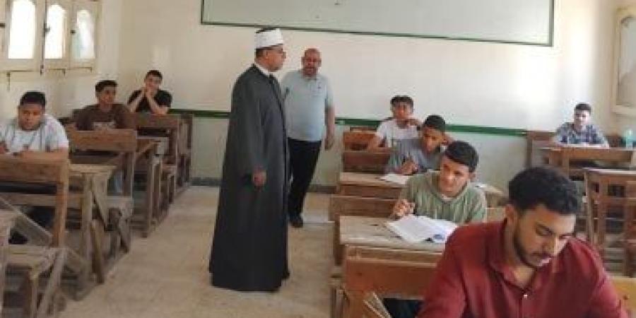 مدير عام التعليم بمنطقة الغربية الأزهرية يتفقد لجان امتحانات الثانوية بزفتى