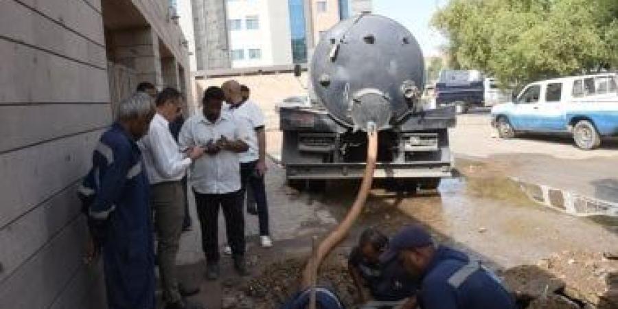 محافظ أسوان يتابع إصلاح كسر مفاجئ بخط مياه الشرب بالمسلة الناقصة