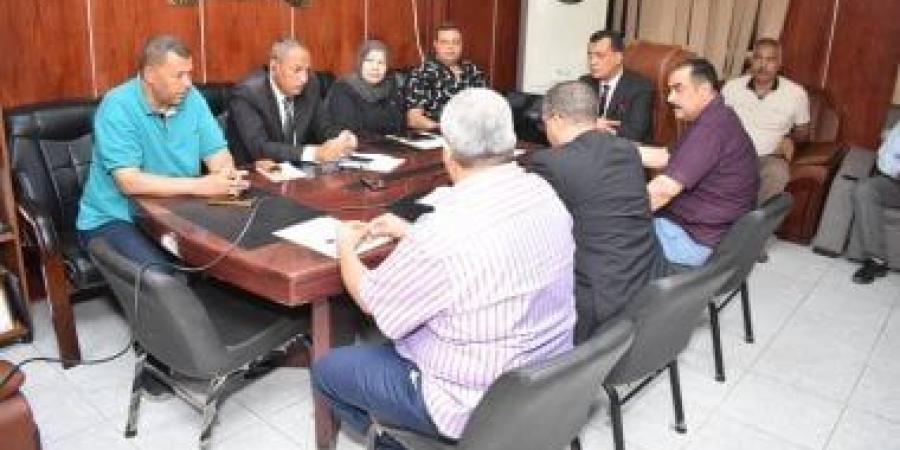 مدير تعليم سوهاج يتابع انتظام امتحانات الشهادة الإعدادية من غرفة العمليات