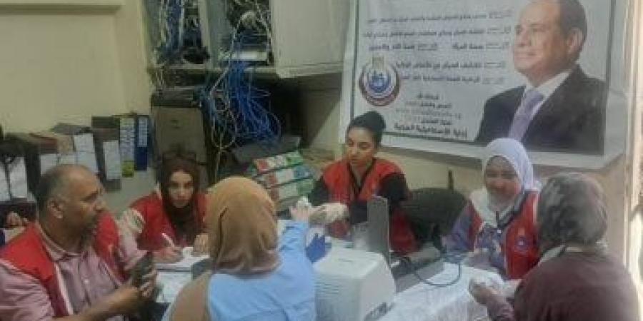 "100 مليون صحة" تقدم خدماتها الطبية للعاملين بحي أول الإسماعيلية