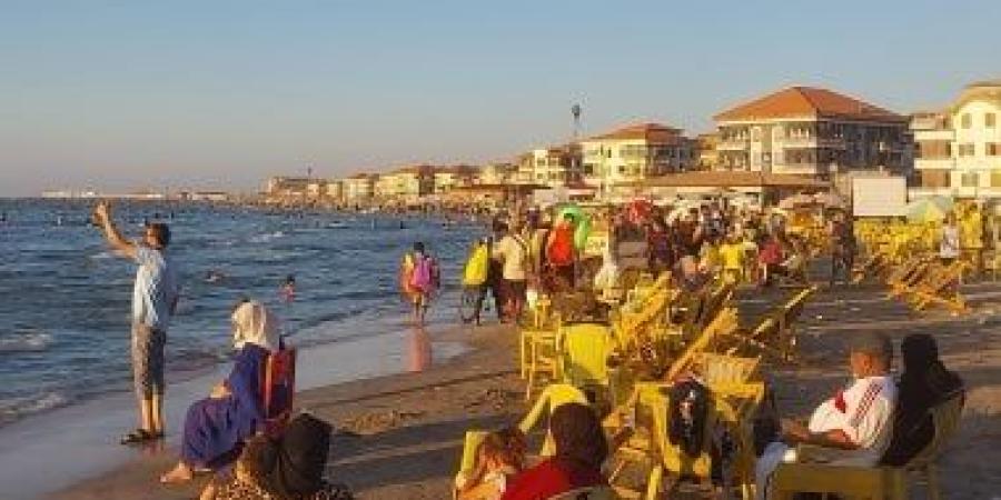 الصيف بدأ قبل نهاية الامتحانات.. توافد على شواطئ رأس البر المجانية