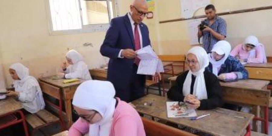 محافظ شمال سيناء يتابع امتحانات الإعدادية ويوجه بتوفير كافة سبل الراحة للطلاب
