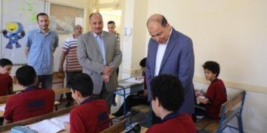 محافظ المنيا يتفقد لجان الشهادة الإعدادية ويطمئن على انتظام سير الامتحانات