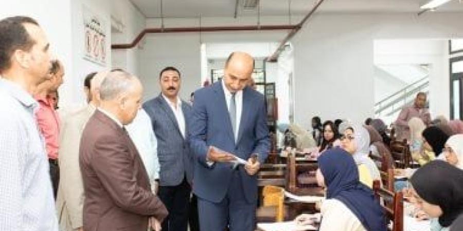 رئيس جامعة دمنهور ونائبه يتفقدان امتحانات كليتي التربية والطفولة المبكرة