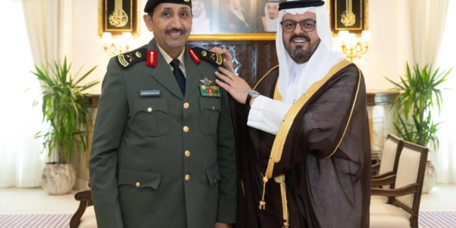نائب أمير منطقة مكة يقلّد مدير سجون المنطقة رتبته الجديدة