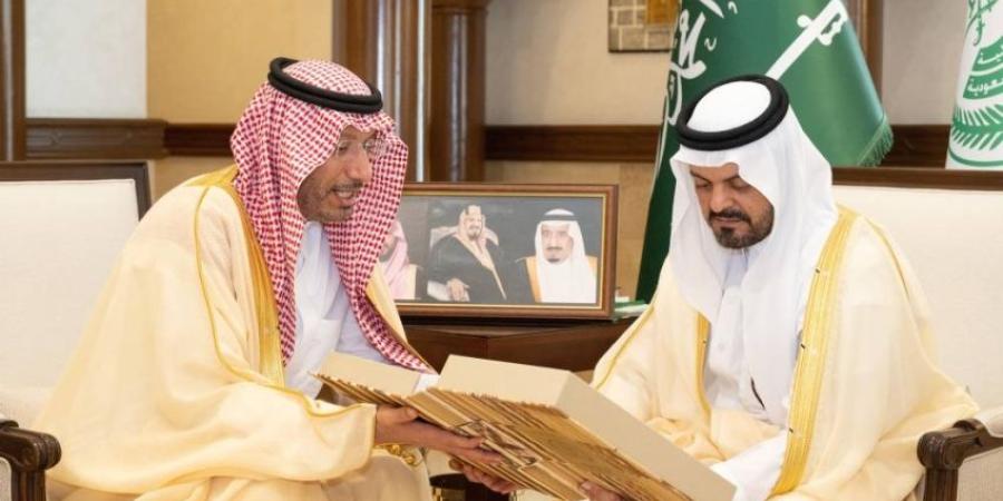 نائب أمير مكة يطلع على خطط «التخصصي» بالعلاج