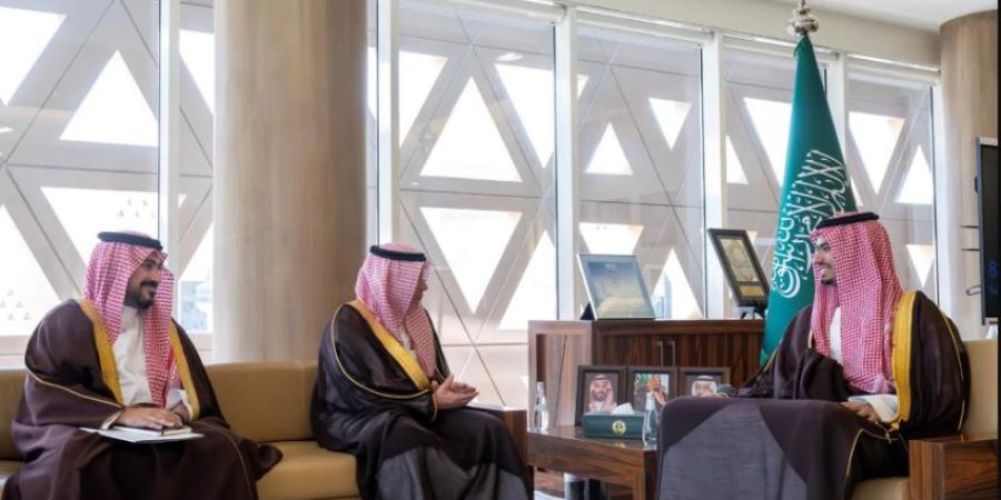 راكان بن سلمان يستقبل المستشار بالديوان الملكي فهد تونسي
