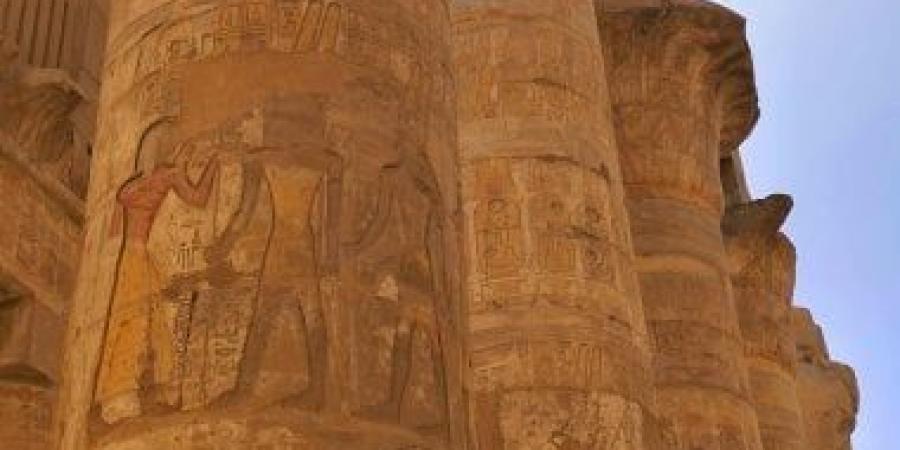 سحر النقوش والألوان على جدران صالة الأعمدة بالكرنك تبهر سياح العالم.. صور