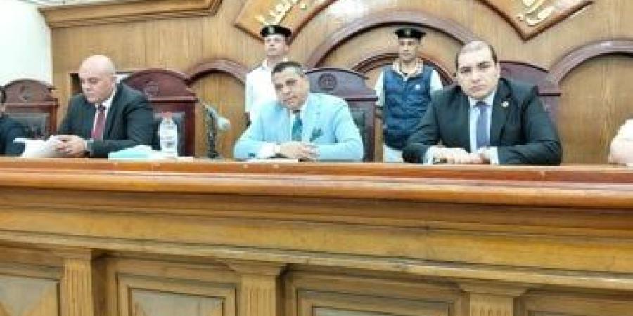«ليه القتل سهل عندكم؟».. مواجهة حادة بين المحكمة ومتهمين بقتل شاب بالشرقية