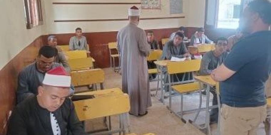 رئيس منطقة سوهاج الأزهرية يتابع امتحانات الثانوية بلجان المنشاة والعسيرات