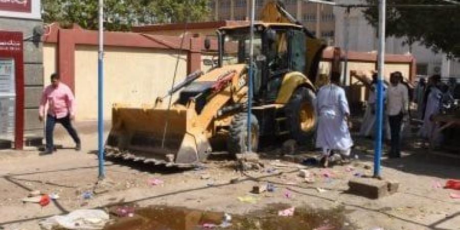 محافظ أسوان يوجه بإزالة تعدٍ على موقف سيارات بقرية سلوا بحري
