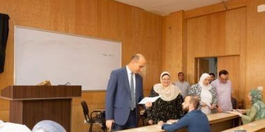 رئيس جامعة دمنهور يتفقد لجان امتحانات الدراسات العليا بكلية العلوم