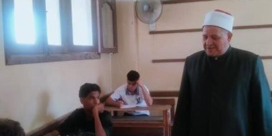 رئيس منطقة القليوبية الأزهرية يتابع امتحان الفيزياء بلجنتي الخانكة وشبين القناطر