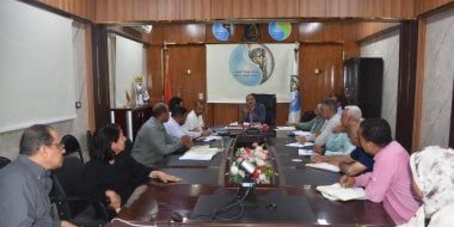 رئيس مياه الأقصر يعقد اجتماع متابعة مشروعات حياة كريمة مع مديرى الإدارات