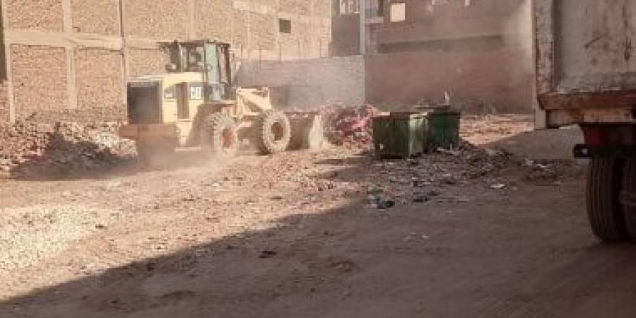 مدينة الأقصر تزيل 6 حالات بناء مخالف وتعديات على أراضٍ زراعية.. صور