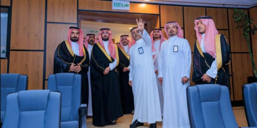 محافظ الخرج يتفقد بلدية المحافظة ويعقد اجتماعًا مع مسؤوليها