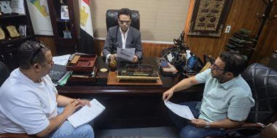 وكيل صحة سوهاج يبحث تطوير الخدمات بالمستشفيات وزيادة عدد الأسرة