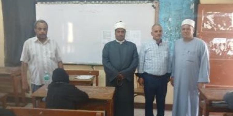 مدير منطقة الإسماعيلية وموفد قطاع المعاهد يتفقدان امتحانات الثانوية فى أبو راجح
