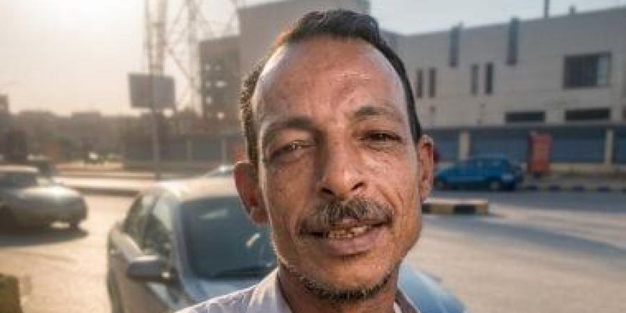 الأمانة في أبهى صورها.. بائع فاكهة يعيد حقيبة بها مبلغ مالي كبير ويرفض المكافأة