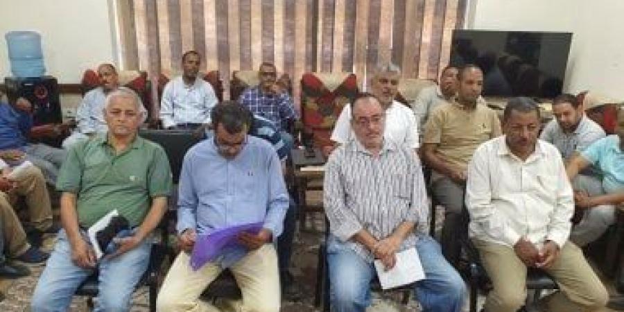 قبل بدء ماراثون الثانوية العامة.. وكيل تعليم الأقصر يعقد اجتماع مع أعضاء مركز توزيع الأسئلة