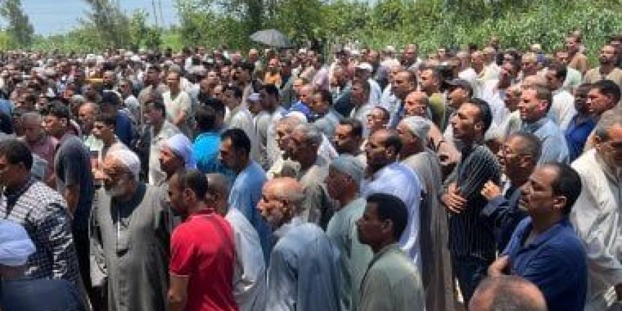 أهالى البحيرة يشيعون جثامين ضحايا واقعة غرق شاطئ ادكو الساحلى