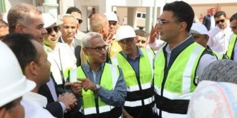 وزير الصناعة يصل بنى سويف لتفقد محطة معالجة الصرف الصناعى بكوم أبو راضى