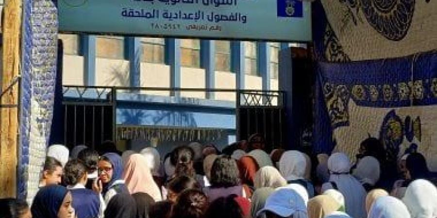 10 آلاف طالب يستهلون امتحانات الثانوية العامة بأسوان اليوم.. فيديو وصور