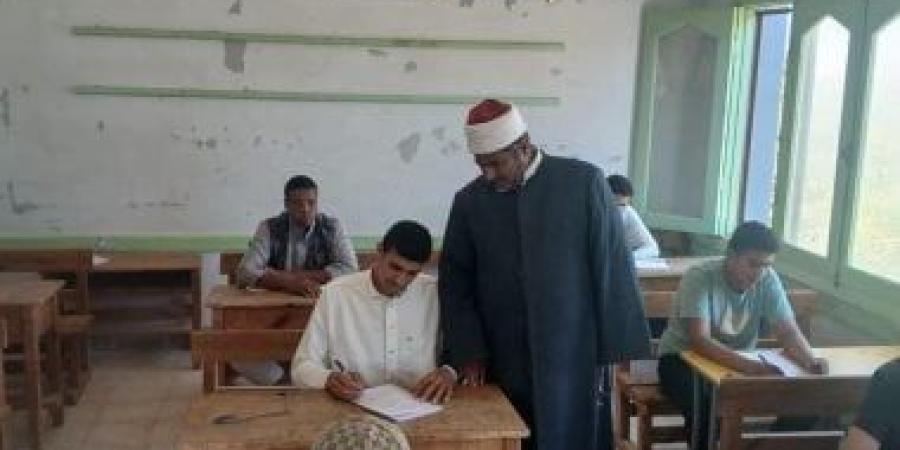 هدوء بلجان الثانوية الأزهرية بالإسماعيلية وغرفة العمليات تتابع الامتحانات