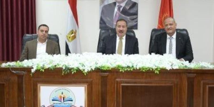 محافظ بورسعيد: انتظام امتحانات الثانوية العامة ولا شكاوى مع بداية اللجان