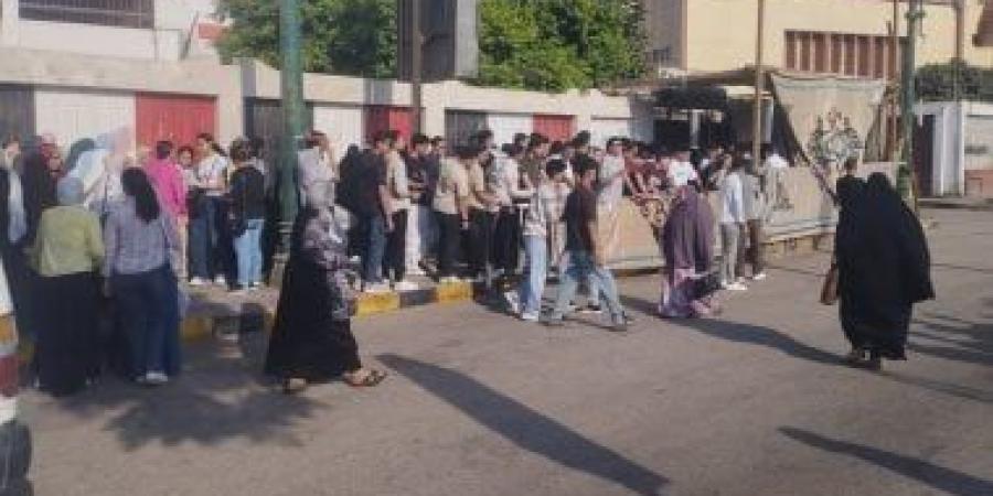 دخول طلاب الثانوية العامة لجان الامتحانات بالمنيا.. فيديو وصور
