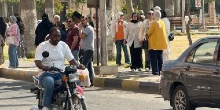 توتر وترقب.. أولياء الأمور في انتظار طلاب الثانوية العامة أمام لجان بورسعيد.. صور