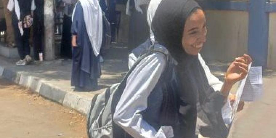 طلاب الثانوية العامة بأسوان يبدون سعادتهم بسهولة امتحان اليوم.. فيديو