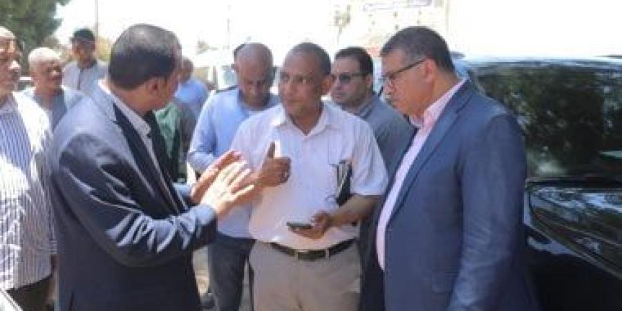 محافظ قنا يتابع مشروعات رصف وتطوير الطرق الداخلية بمركز الوقف