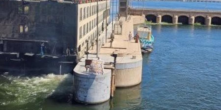 بائعو الأقمشة والهدايا لسياح العالم.. أبطال الرزق الحلال بالمراكب النيلية.. صور