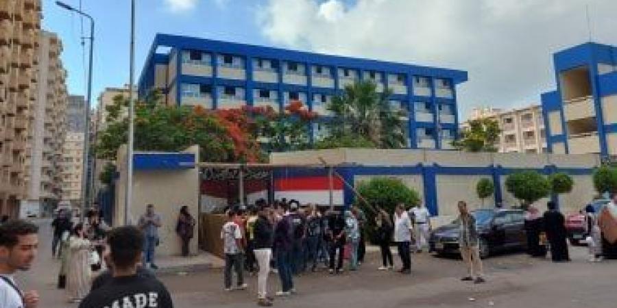 تفتيش الطلاب مع انطلاق ماراثون الثانوية العامة بالإسكندرية.. فيديو وصور
