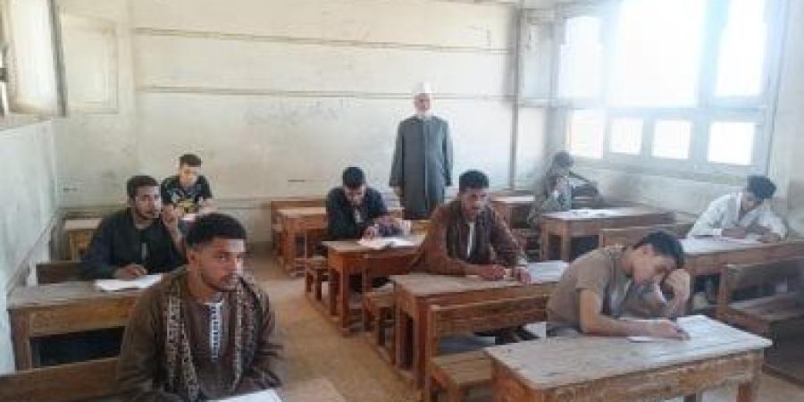 رئيس منطقة سوهاج الأزهرية يتفقد لجان امتحان الإحصاء