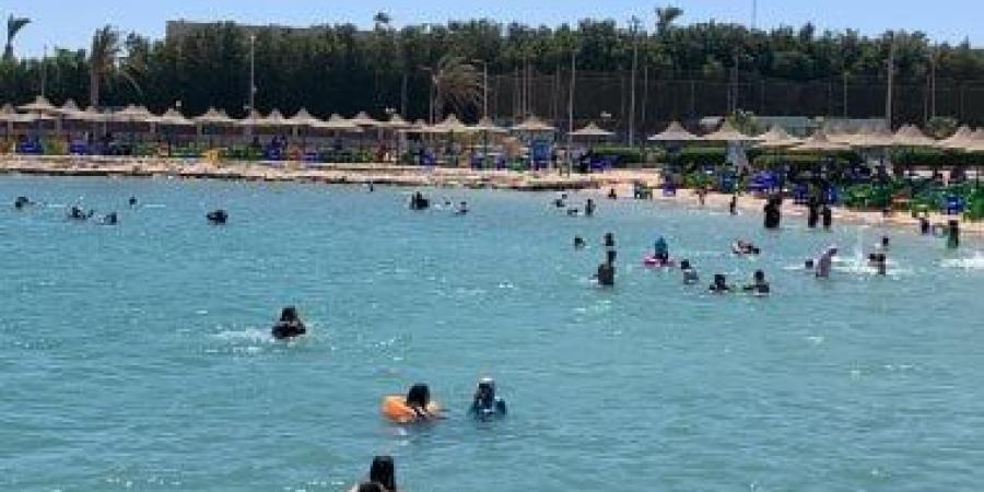 إقبال على الشواطئ العامة بالغردقة مع انتشار كبير للمنقذين.. فيديو