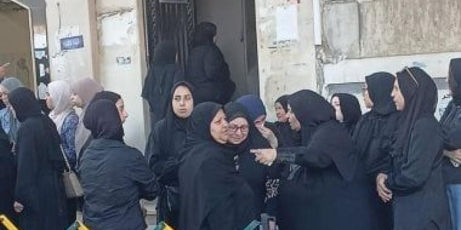 تجمع أقارب الفنان الشاب كريم عبد العليم أمام مسجد عواره بطنطا