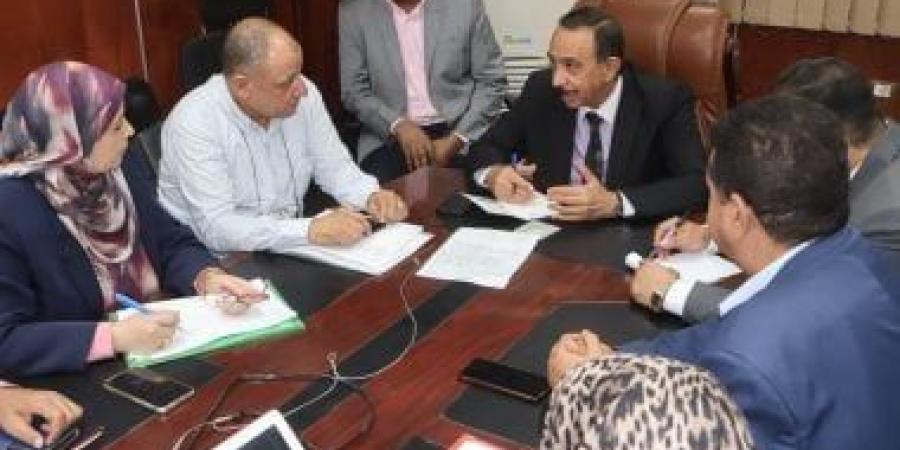 محافظ سوهاج يتفقد غرفة العمليات الرئيسية بمديرية التعليم ويتابع سير الامتحانات