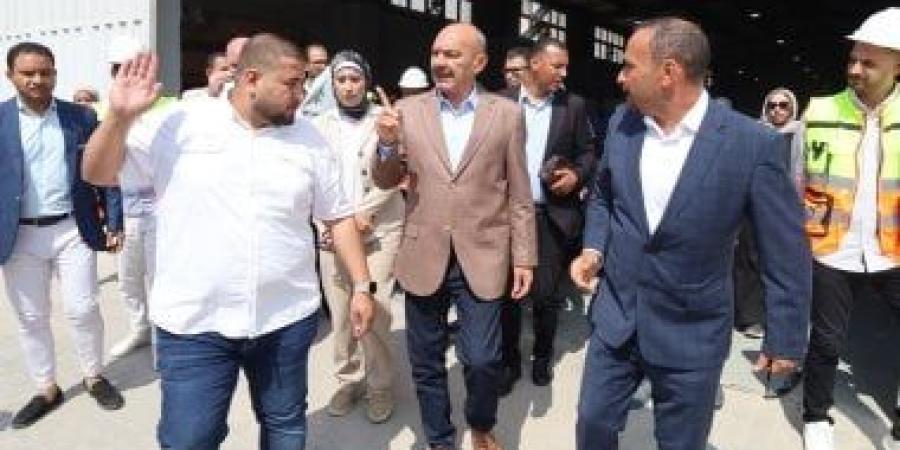 محافظ السويس يتفقد 3 مصانع بمدينة السويس الجديدة لدعم التنمية الصناعية