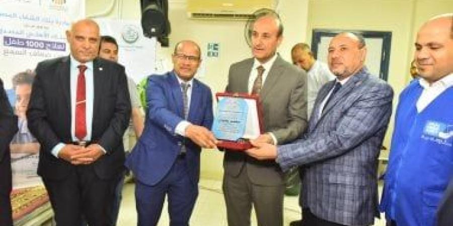 محافظ أسيوط ونائب رئيس جامعة الأزهر يسلمان 140 سماعة لـ70 طفلا من ضعاف السمع