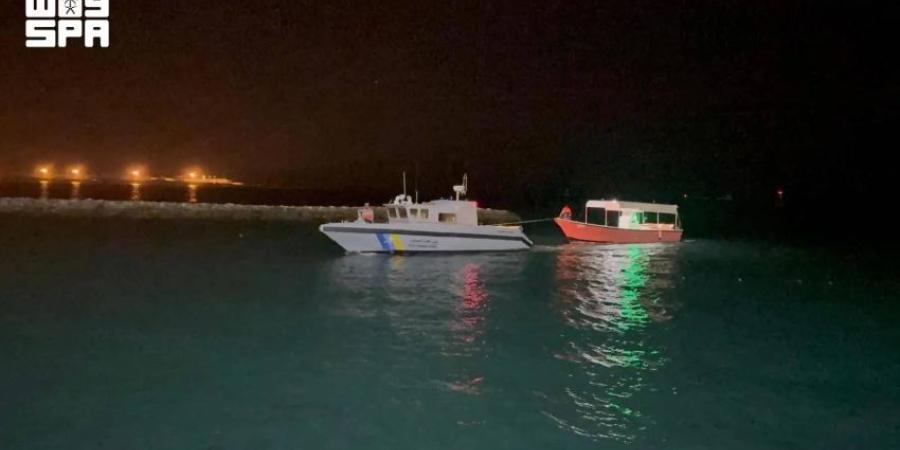 إنقاذ مواطنين تعطلت واسطتهما البحرية في ينبع