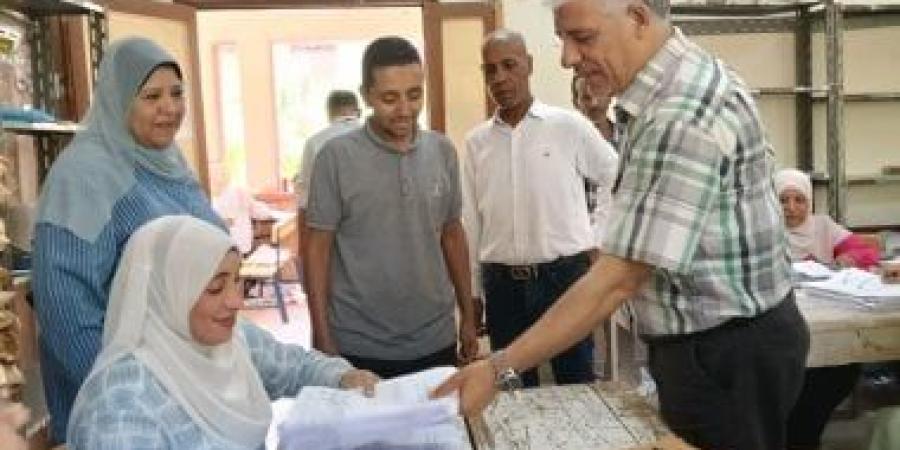 وكيل تعليم قنا يراجع عينات عشوائية للتأكد من أعمال تصحيح الإعدادية