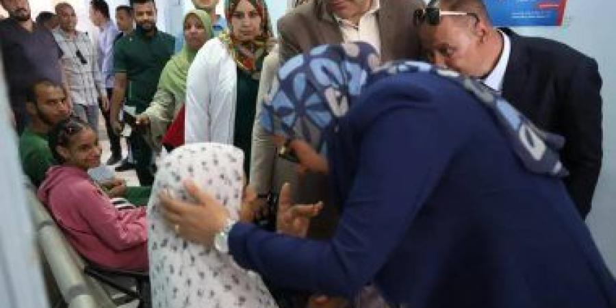 محافظ الوادى الجديد تتابع أعمال القافلة الطبية بمستشفى باريس المركزى