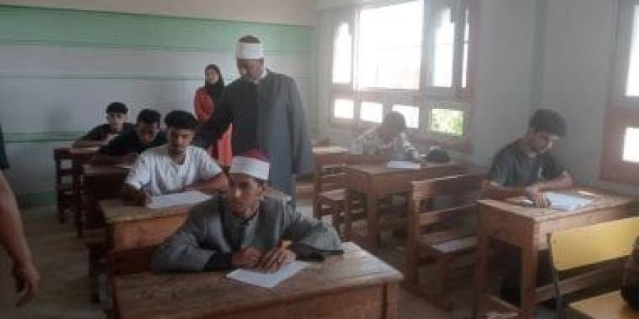 مدير الإسماعيلية الأزهرية يتفقد لجان امتحان الأحياء للقسم العلمى بأبو صوير
