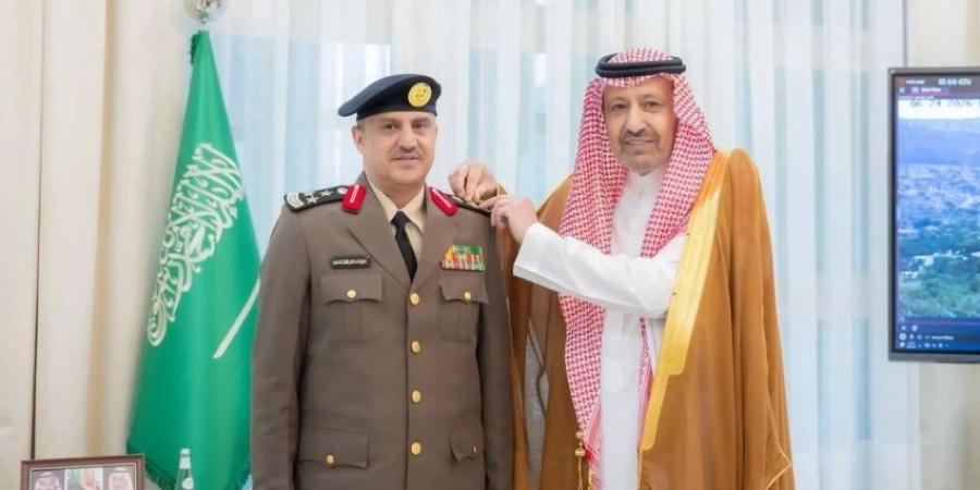 أمير منطقة الباحة يقلّد مدير مرور المنطقة ومدير إدارة دوريات الأمن رتبتيهما الجديدتين